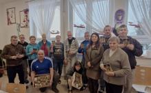 Wspólne dokarmianie ptaków w Domu Pomocy Społecznej w Kamińsku